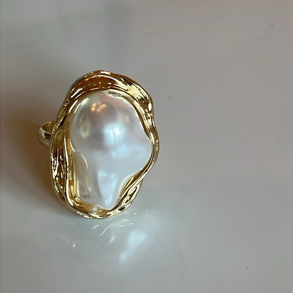 Goldtone and Pearl oversized Ring - Picture 9 of 10
